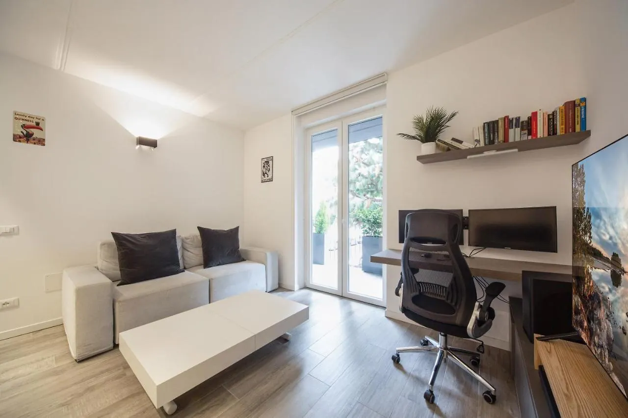 Apartment Comfy Apt With Private Parking & Balcony Milan