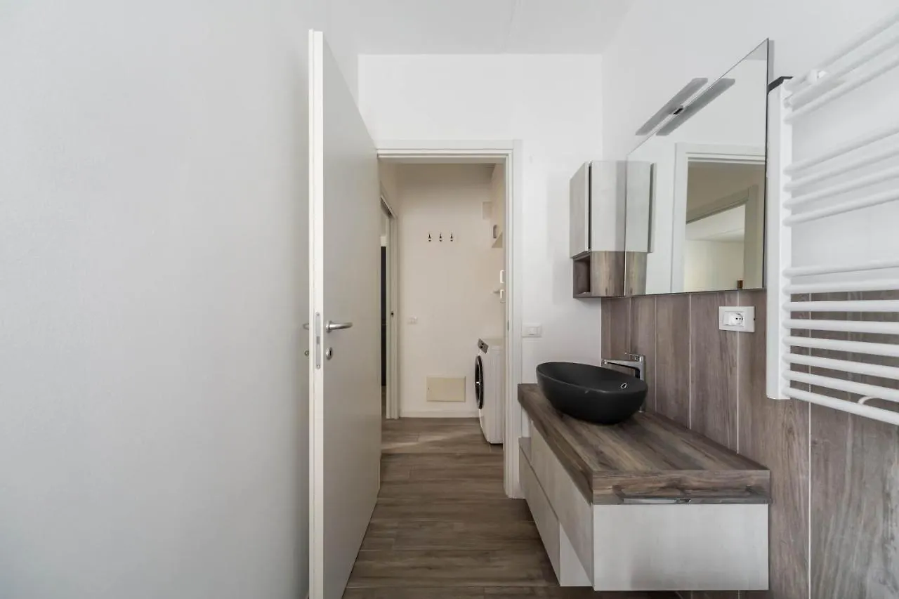 Comfy Apt With Private Parking & Balcony Milan