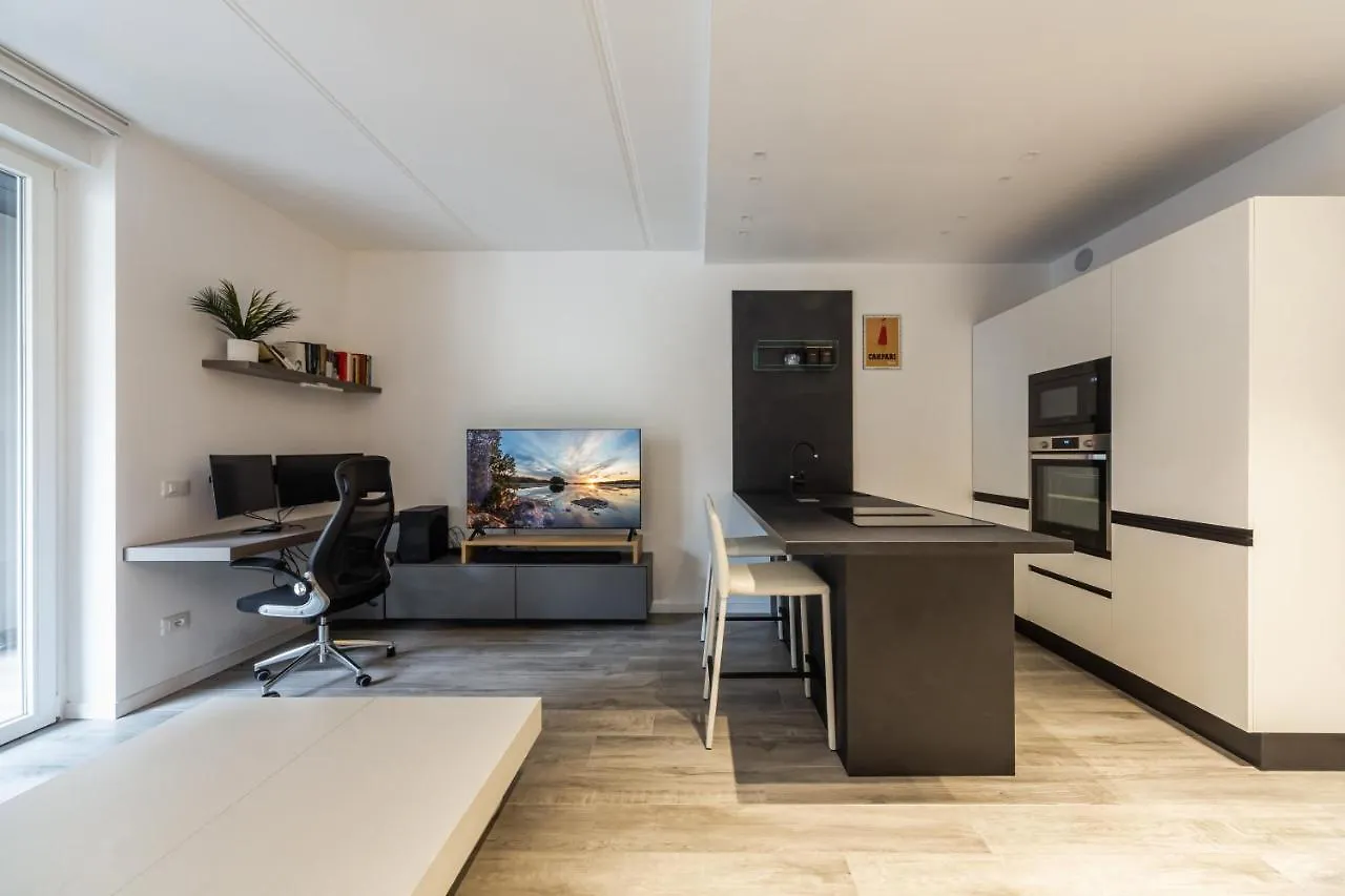 Comfy Apt With Private Parking & Balcony Milan Italy