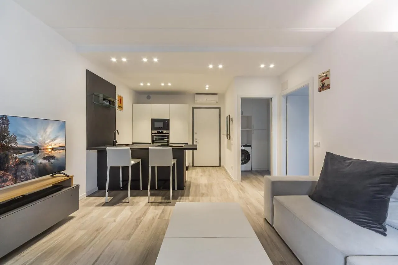 Comfy Apt With Private Parking & Balcony Milan 0*,  Italy